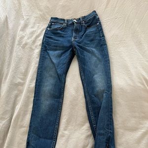 Hudson Centerfold Super Skinny Jean zipper on leg. Size 25, inseam 26”